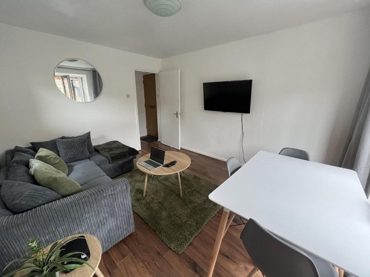Canary Wharf Haven - Spacious & Homely Entire 1 Bedroom Flat Londra Esterno foto